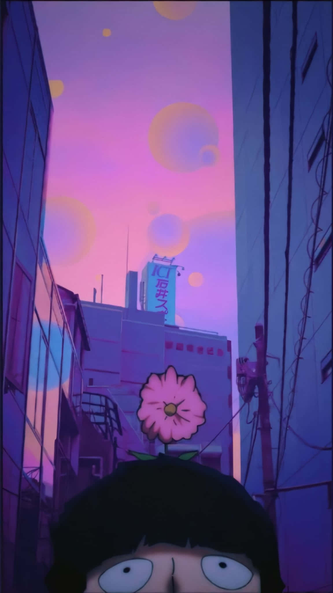 動漫 桌布 壁紙 — 一個卡通角色睜大眼睛，在狹窄的城市小巷中仰望超現實的紫色天空，天空中有漂浮的球體，頭頂長出一朵巨大的粉紅色花朵。