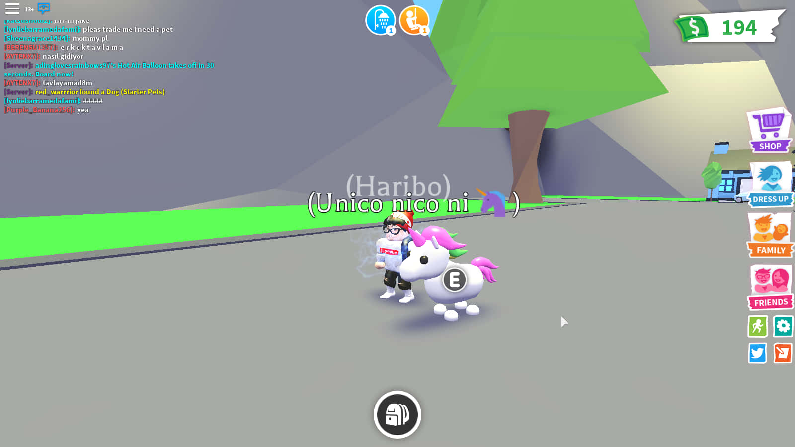 Roblox 桌布 壁紙 — 一個卡通角色騎著粉紅色獨角獸，在一個帶有聊天和商店UI元素的明亮3D渲染遊戲世界中。