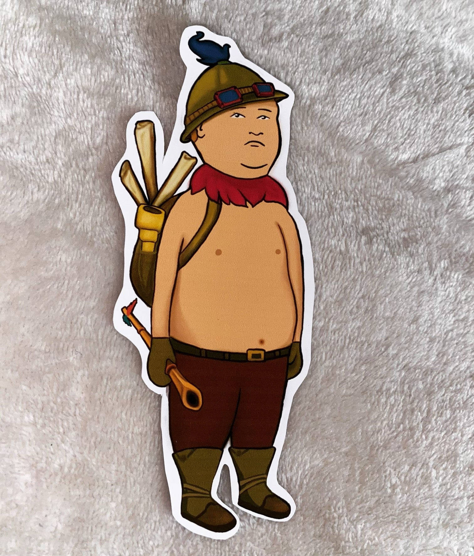 Bobby Hill 桌布 壁紙 — 一個卡通貼紙，描繪一位赤裸上身的探險家，頭盔上有一隻鳥，背上綁著工具。