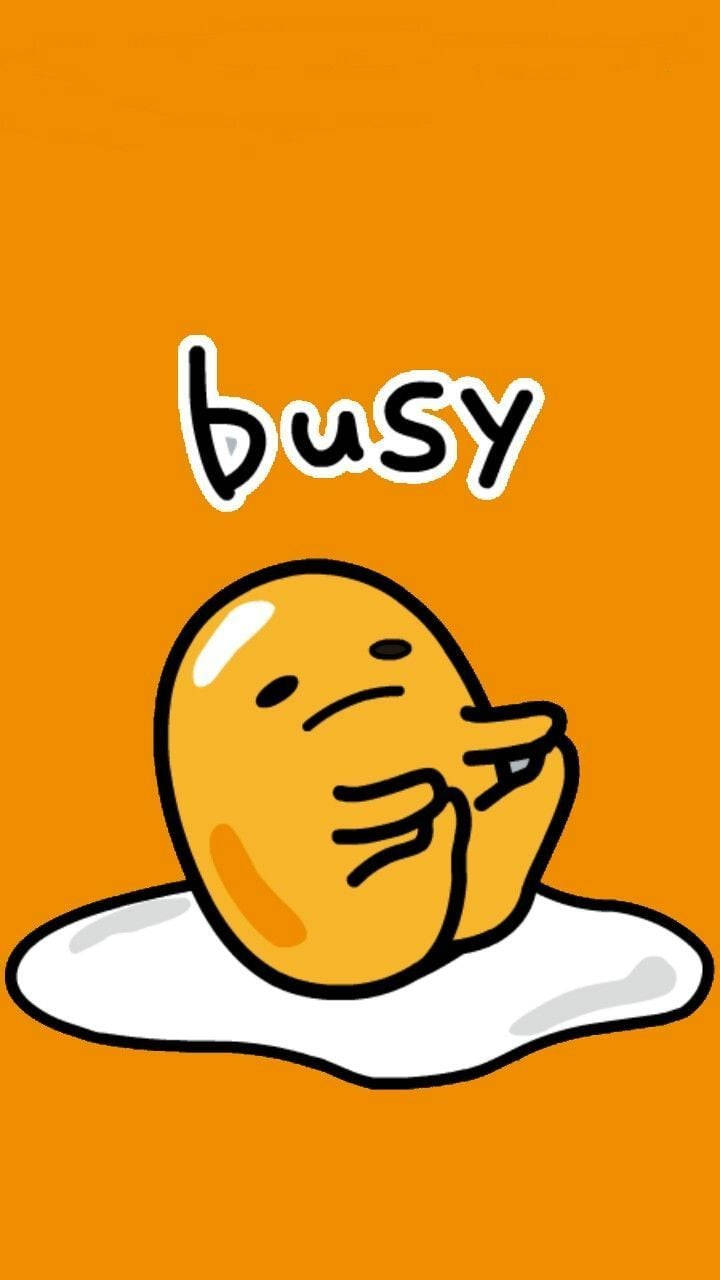 Gudetama Aesthetic 桌布 壁紙 — 一個卡通雞蛋角色帶著疲倦的表情坐在白色池中，橙色背景上漂浮著「busy」一詞。