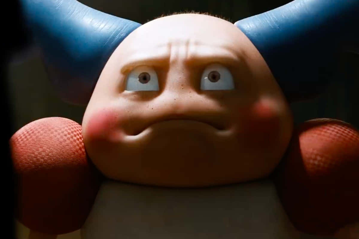 Mr. Mime 桌布 壁紙 — 一個卡通風格、有藍色角、大眼睛和皺眉表情的生物特寫。