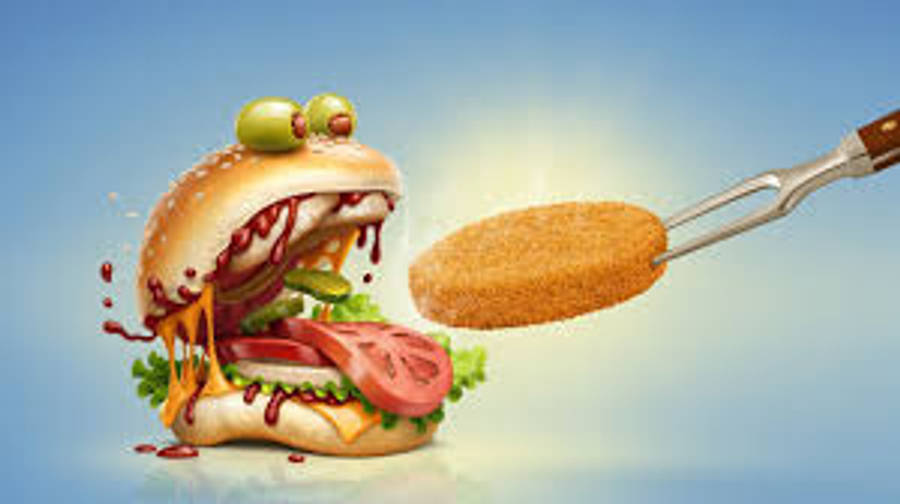 Burger King 桌布 壁紙 — 一個卡通風格的漢堡，有滴落的醬汁和橄欖，正被鉗子翻轉，同時一個金黃色的炸肉餅向它飛去，背景是明亮的藍天。