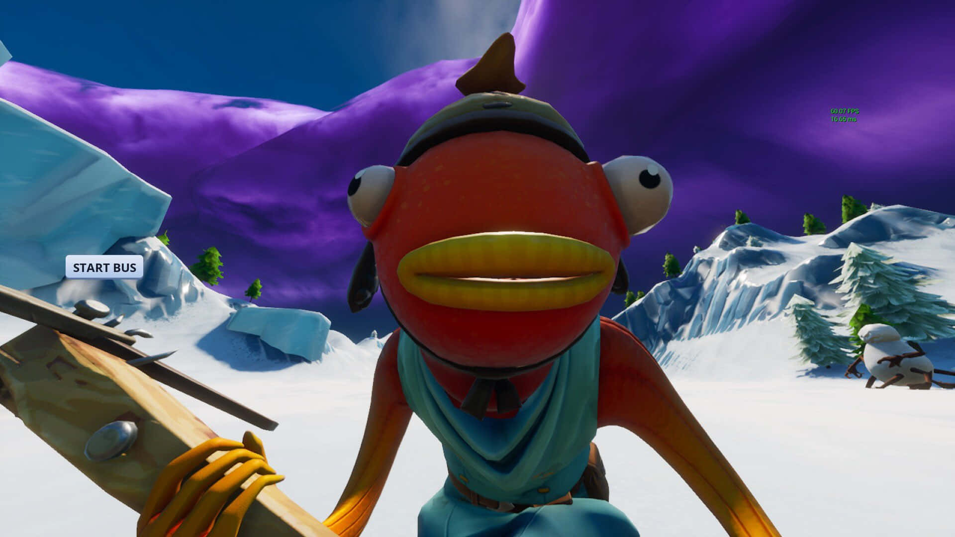 Fortnite Fishstick 桌布 壁紙 — 一個卡通風格的紅色魚角色，在雪景山脈中，於紫色天空下手持木製十字弓。