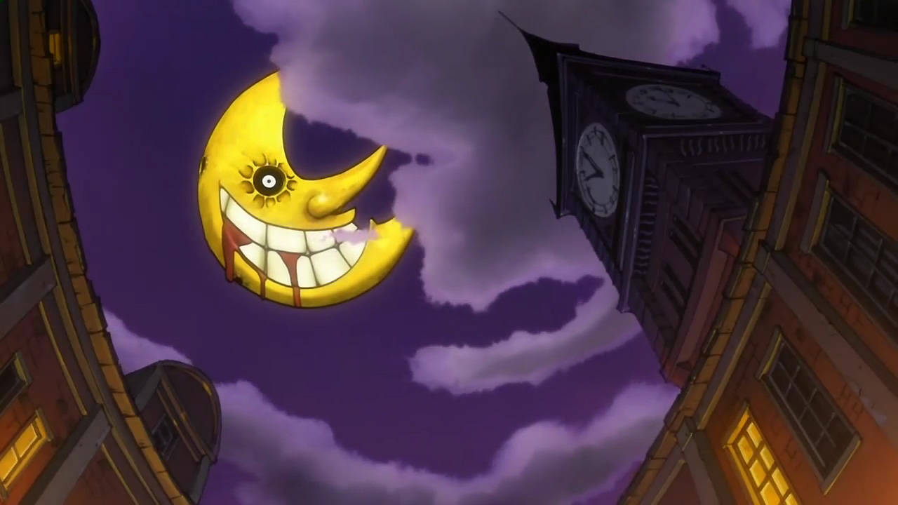 soul eater moon 桌布 壁紙 — 一個卡通風格的黃色新月，露出寬大的笑容，牙齒滴著血，籠罩在夜晚的城市景觀之上。