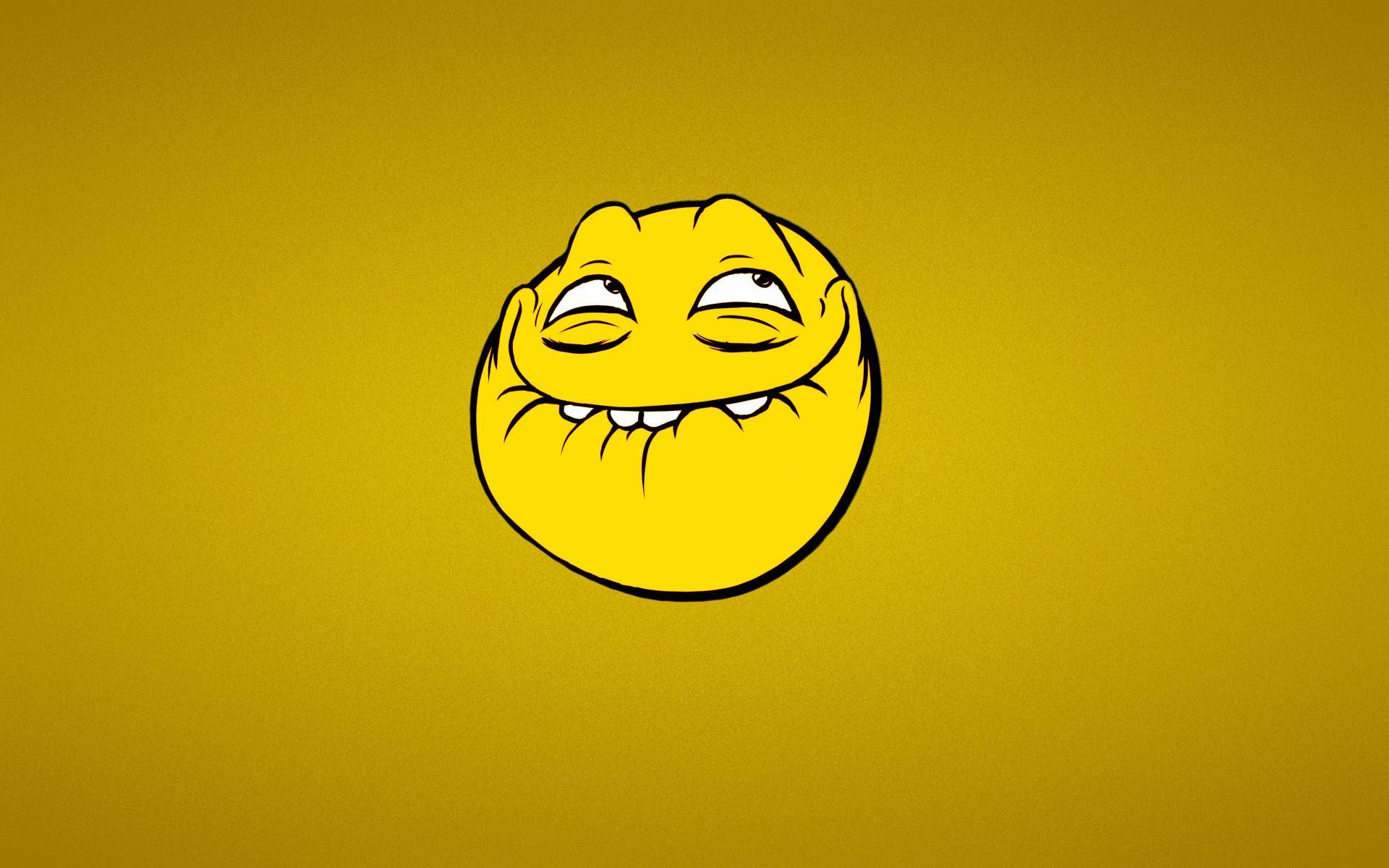 faces 桌布 壁紙 — 一個卡通風格的黃色笑臉，帶有頑皮的咧嘴笑和瞇起的眼睛，背景是純芥末黃色。
