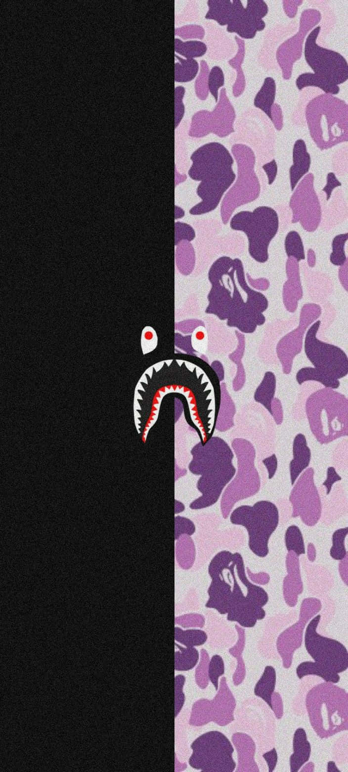 Bape iPhone 桌布 壁紙 — 一個卡通鯊魚頭，有紅色眼睛和鋒利牙齒，從黑色一側窺視，背景是紫色迷彩圖案。