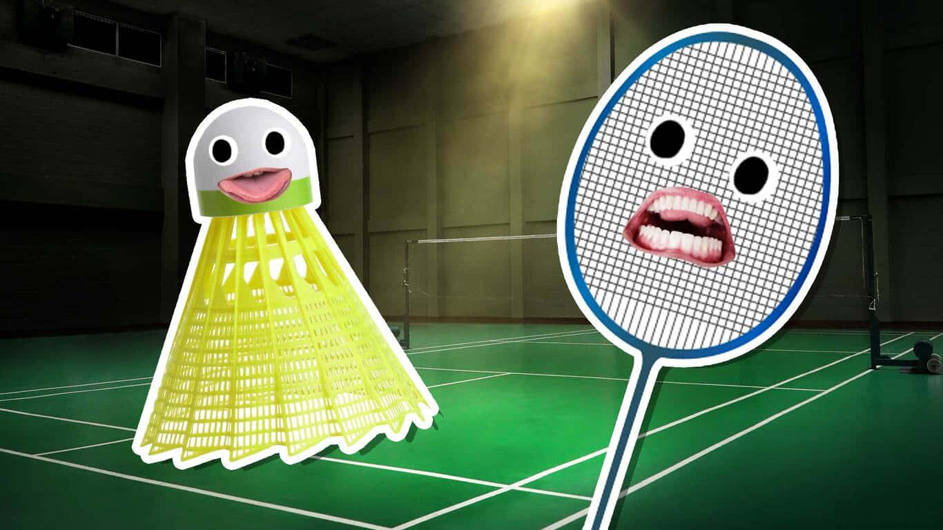 1366x768 Badminton 桌布 壁紙 — 一個卡通黃色羽毛球和帶有面孔的羽毛球拍在燈光昏暗的室內球場上對峙。
