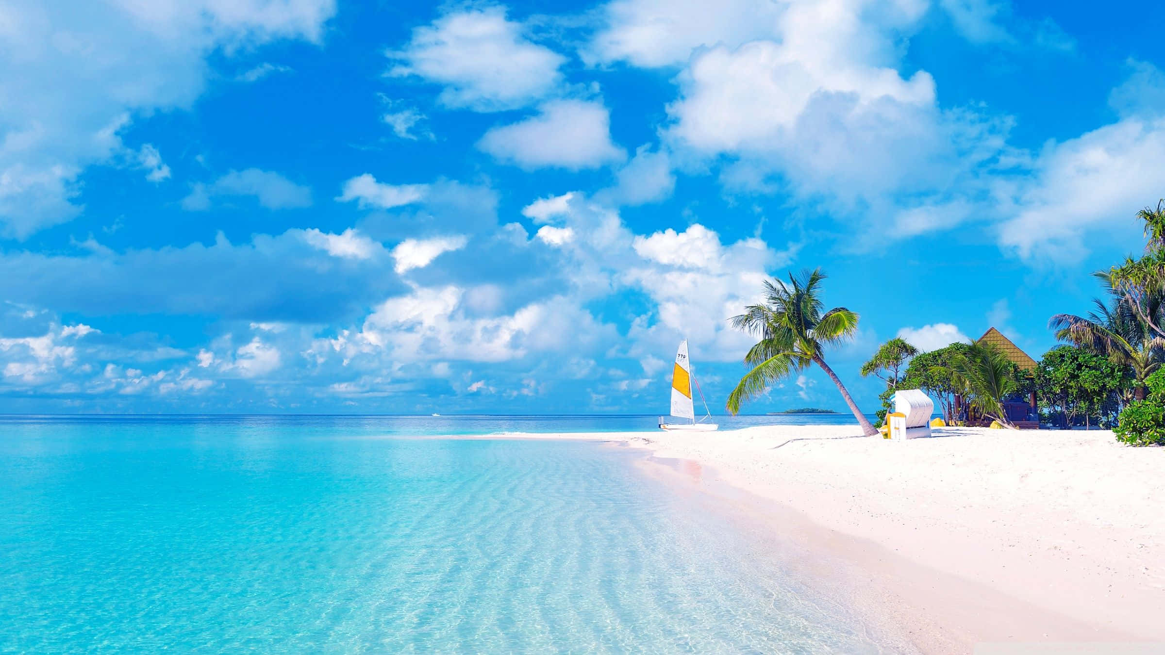 Vacation 桌布 壁紙 — 一個原始熱帶海灘，擁有碧綠海水、白色沙灘和孤獨的帆船，在明亮的藍天和蓬鬆的雲朵下。