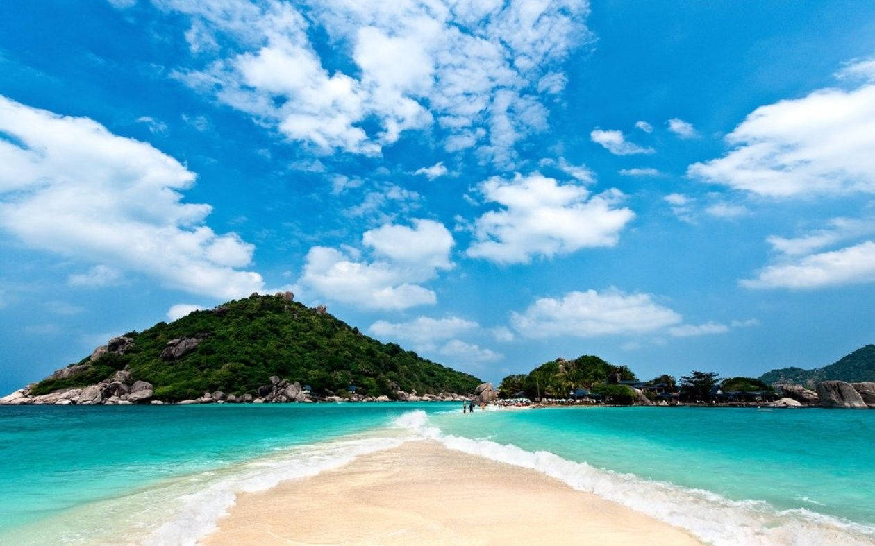熱帶海灘，碧綠海水和綠色島嶼，藍天白雲 — 國家地理 壁紙