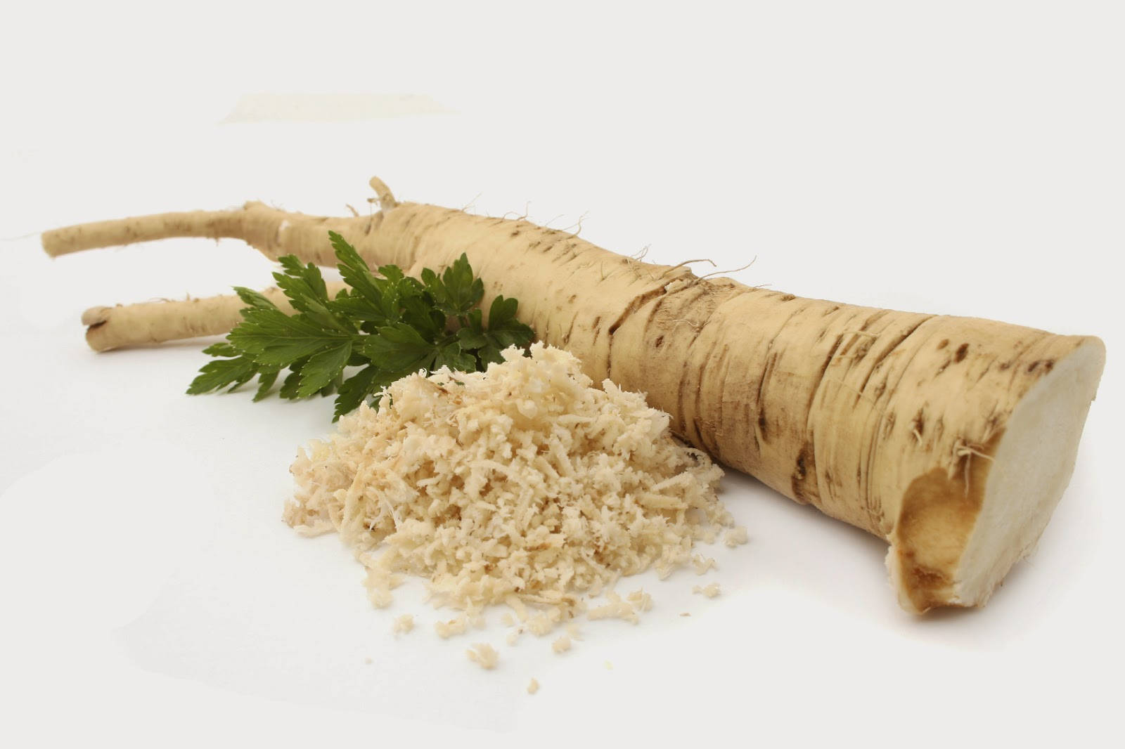 Healthy Food 桌布 壁紙 — 一個去皮的完整歐洲防風草，帶有綠色葉子，以及一堆磨碎的歐洲防風草，在乾淨的白色背景上。