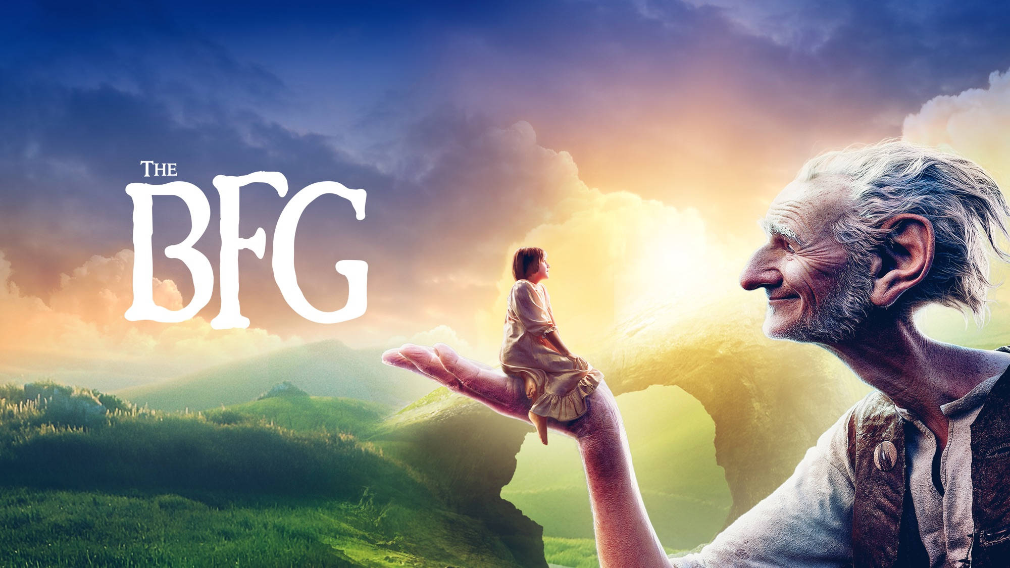 Bfg 桌布 壁紙 — 一個友善的巨人溫柔地將一個小女孩放在他的手掌上，背景是連綿起伏的綠色山丘上閃耀的日落。