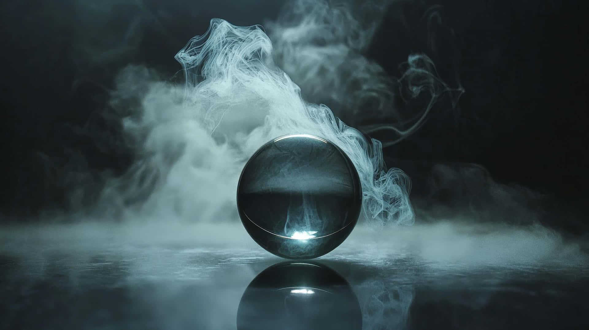 Mysterious glass sphere with swirling smoke 壁紙 — 一個反光的鉻球放置在霧氣瀰漫的表面上，背後有旋轉的白煙升起，襯托著黑暗的背景。