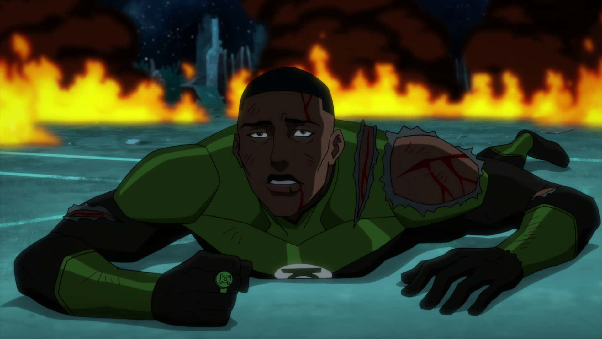 Green Lantern 桌布 壁紙 — 一個受傷的綠色燈籠躺在冰冷的土地上，火焰在他身後肆虐，背景是星空。