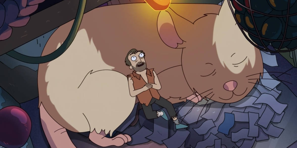 Animated 桌布 壁紙 — 一個受驚嚇的男人坐在一隻正在睡覺的巨型貓旁邊，房間雜亂、燈光昏暗，帶有發光的橙色點綴。