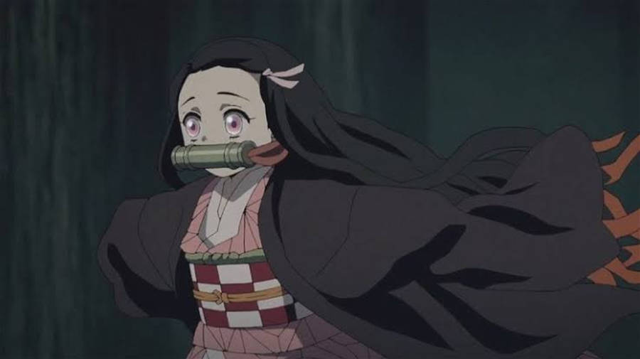 鬼滅之刃 禰豆子 桌布 壁紙 — 一個受驚的動漫女孩，長長的黑髮和紫色眼睛，嘴裡含著竹管，背景是黑暗的森林。