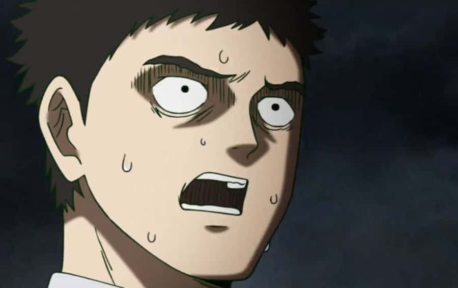 Katsuya Serizawa 桌布 壁紙 — 一個受驚的動漫男孩，睜大眼睛，流著汗珠，在黑暗背景下震驚地凝視。