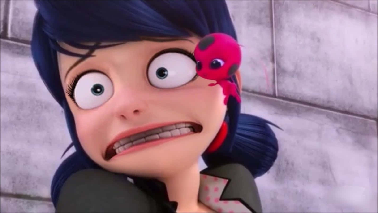Funny Miraculous 桌布 壁紙 — 一個受驚的動畫女孩，藍色頭髮，臉頰上有一隻粉紅色瓢蟲，背景是灰色瓷磚牆。
