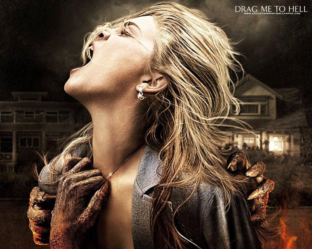 一個女人尖叫，惡魔的爪子抓住她的肩膀，在黑暗的郊區夜晚場景中。 — 恐怖電影 壁紙