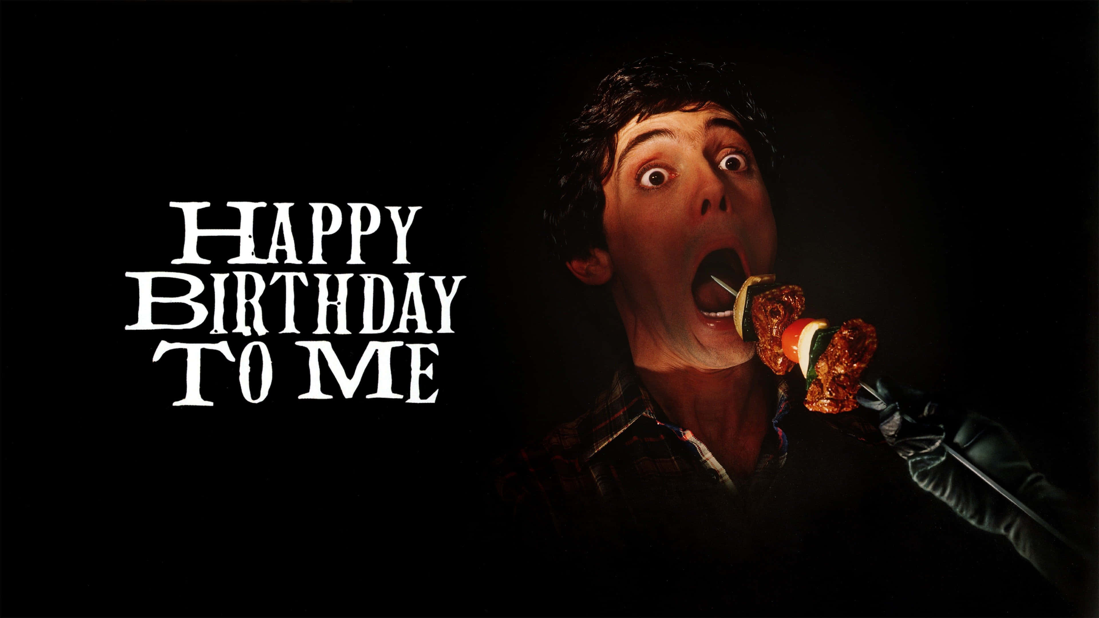 Happy Birthday To Me 桌布 壁紙 — 一個受驚的男人睜大眼睛，戴著手套的手在黑色背景上餵他吃肉串，粗體白色文字寫著happy birthday to me。