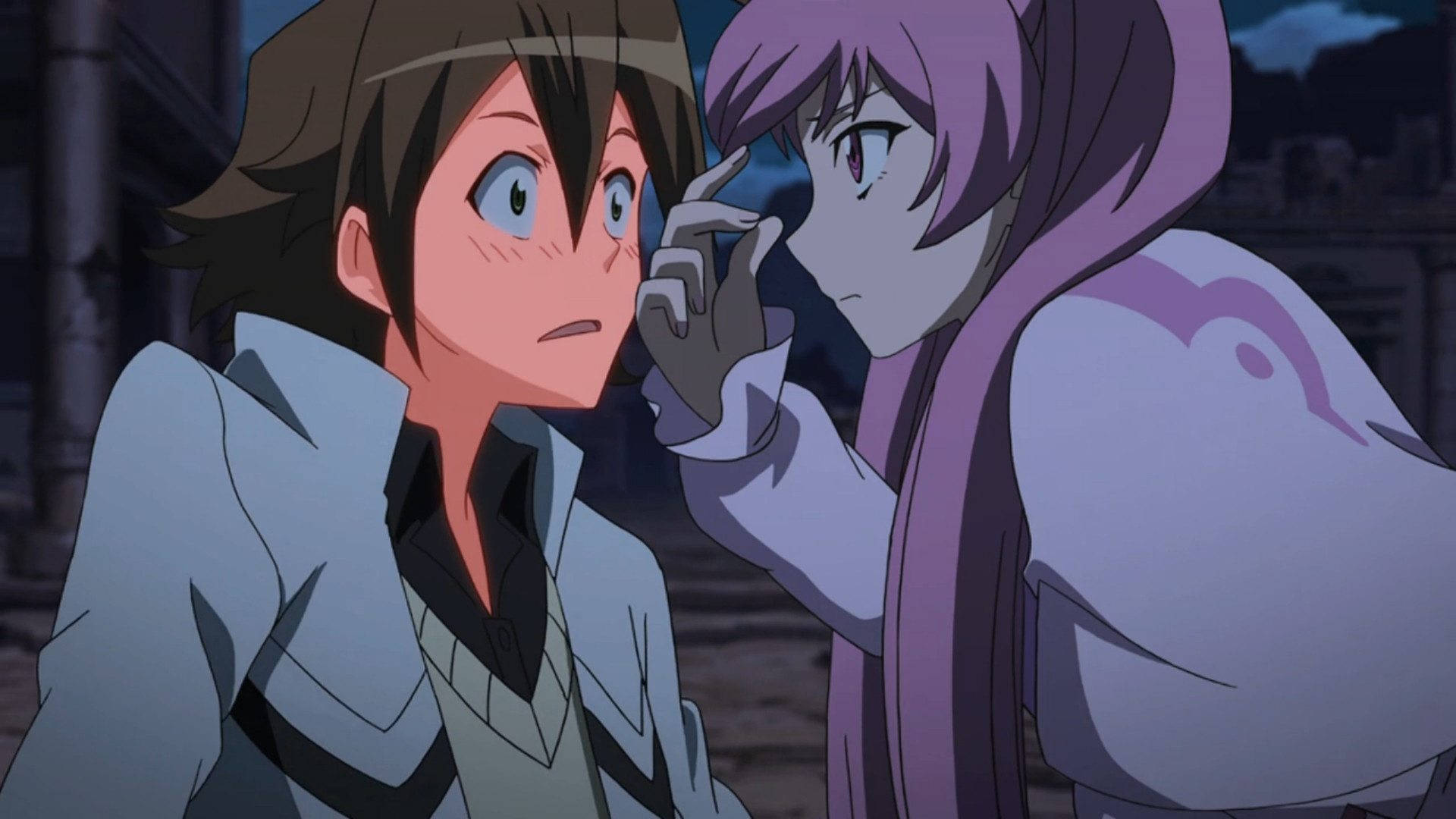 兩個動漫角色在緊張的夜晚城市場景中。