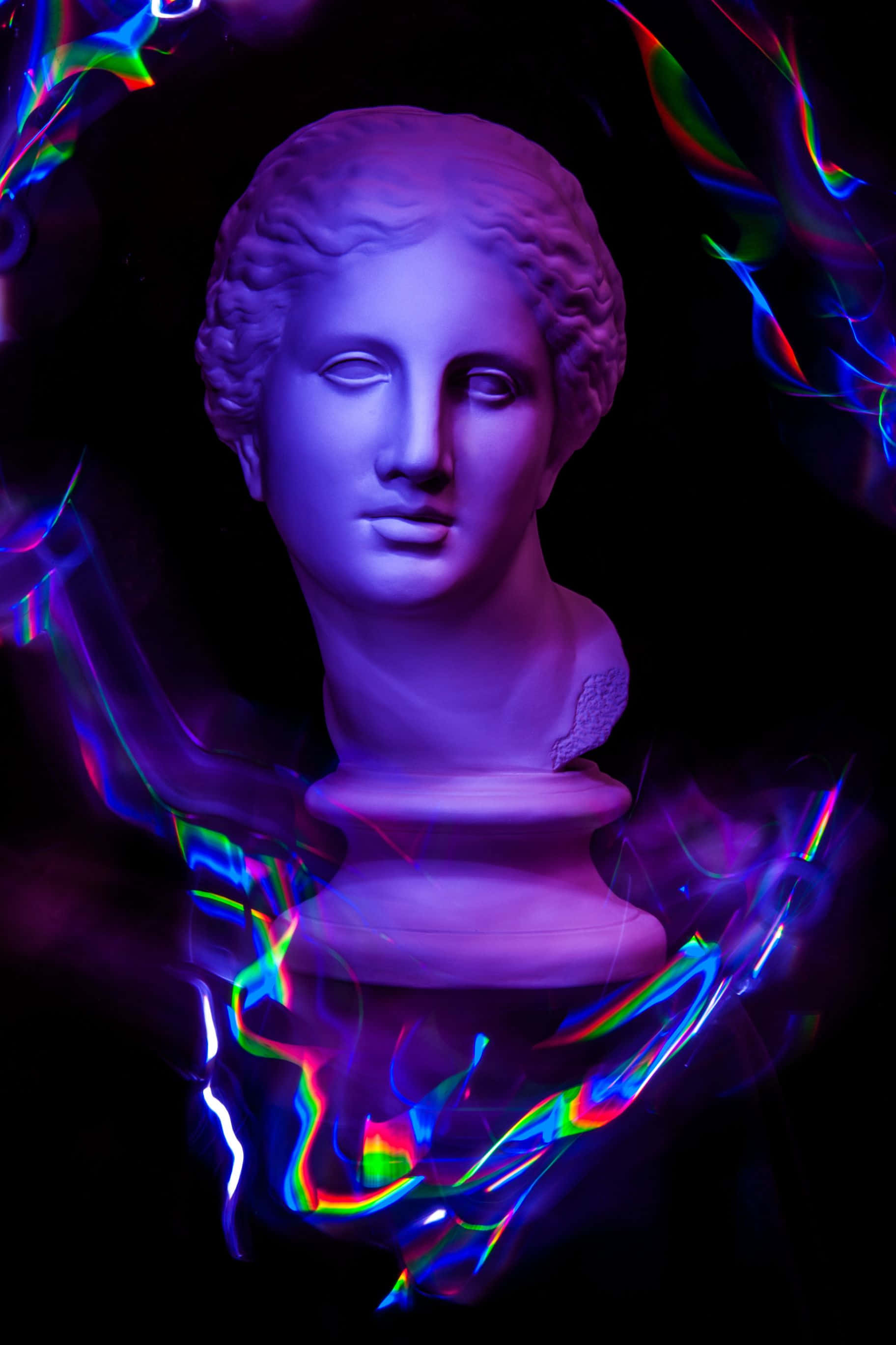 1824x2736 桌布 壁紙 — 一個古典大理石半身像沐浴在紫色燈光中，周圍環繞著旋轉的霓虹彩虹能量，背景為黑色。