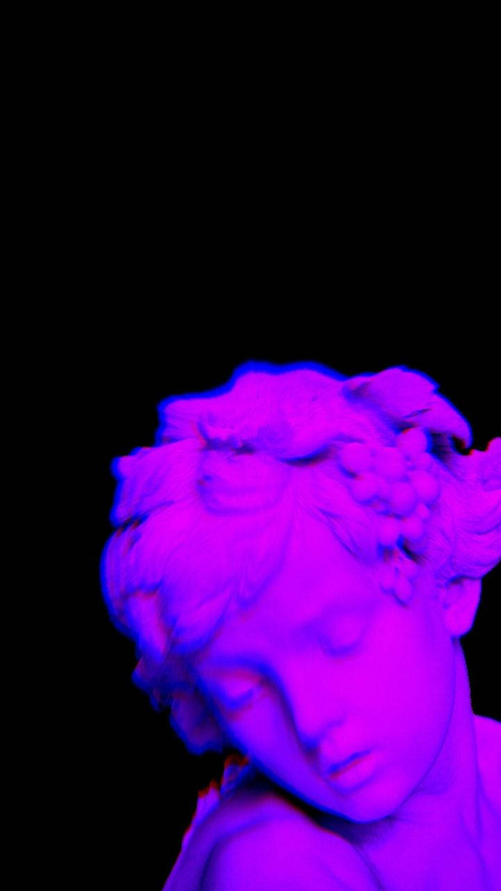 黑紫美學 桌布 壁紙 — 一個古典大理石雕像頭部，沐浴在鮮豔的紫色光芒中，襯托著純黑色背景。