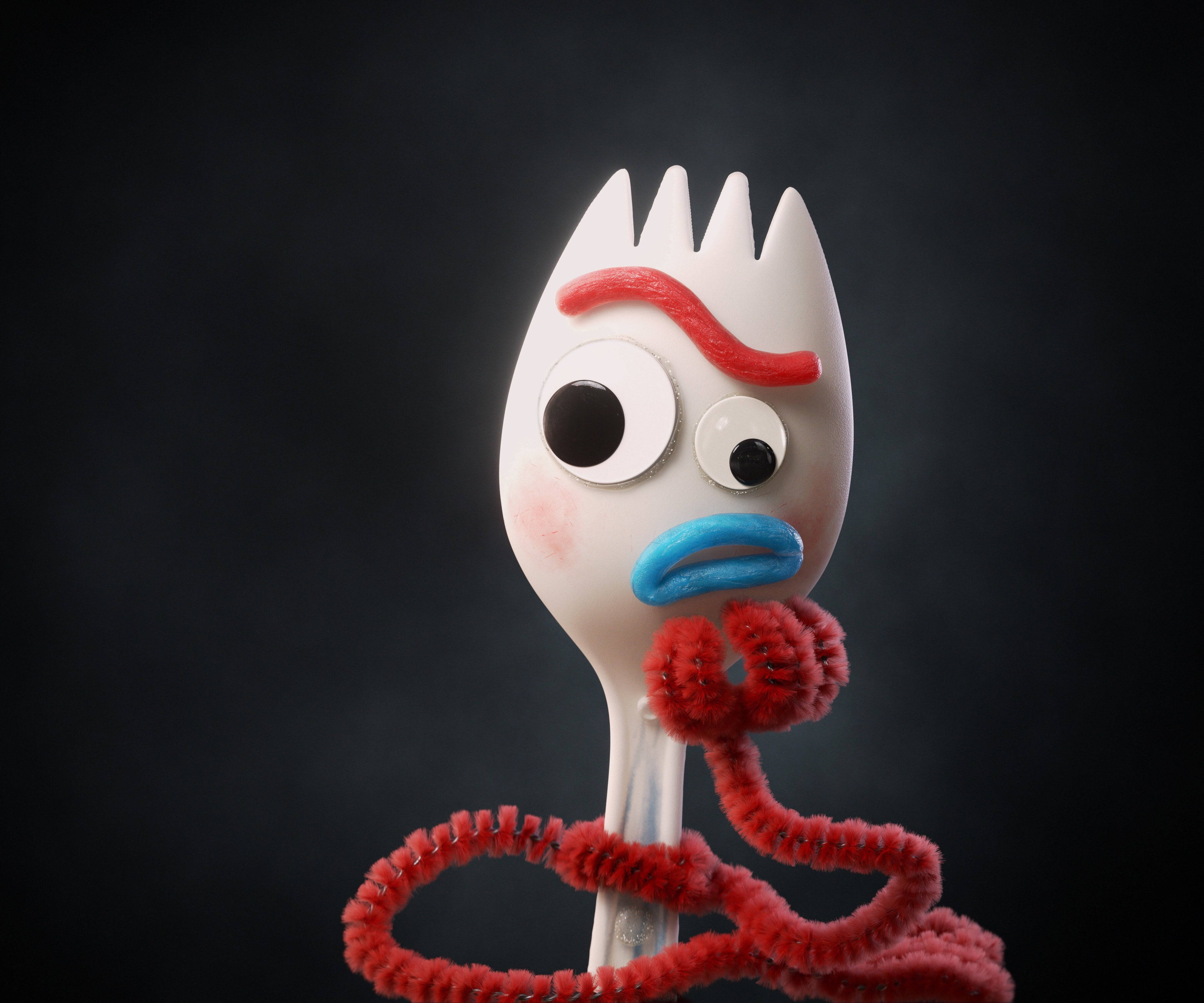 Forky 桌布 壁紙 — 一個古怪的白色塑膠叉子，有凸眼、藍色嘴唇和紅色通渠刷頭髮，站在陰暗的背景前。
