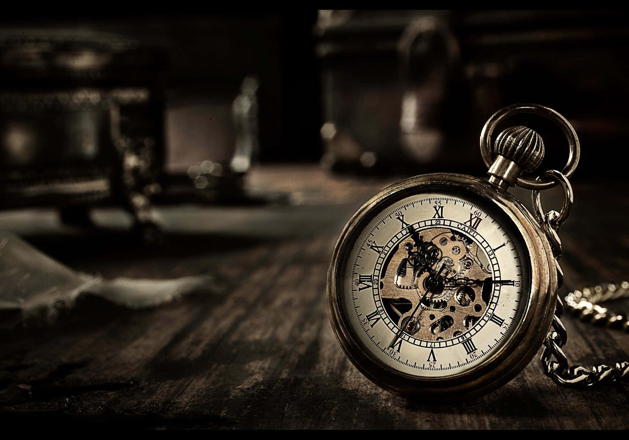 Time 桌布 壁紙 — 一個古董懷錶，帶有外露的齒輪，放置在溫暖的深褐色調的深色木質表面上。