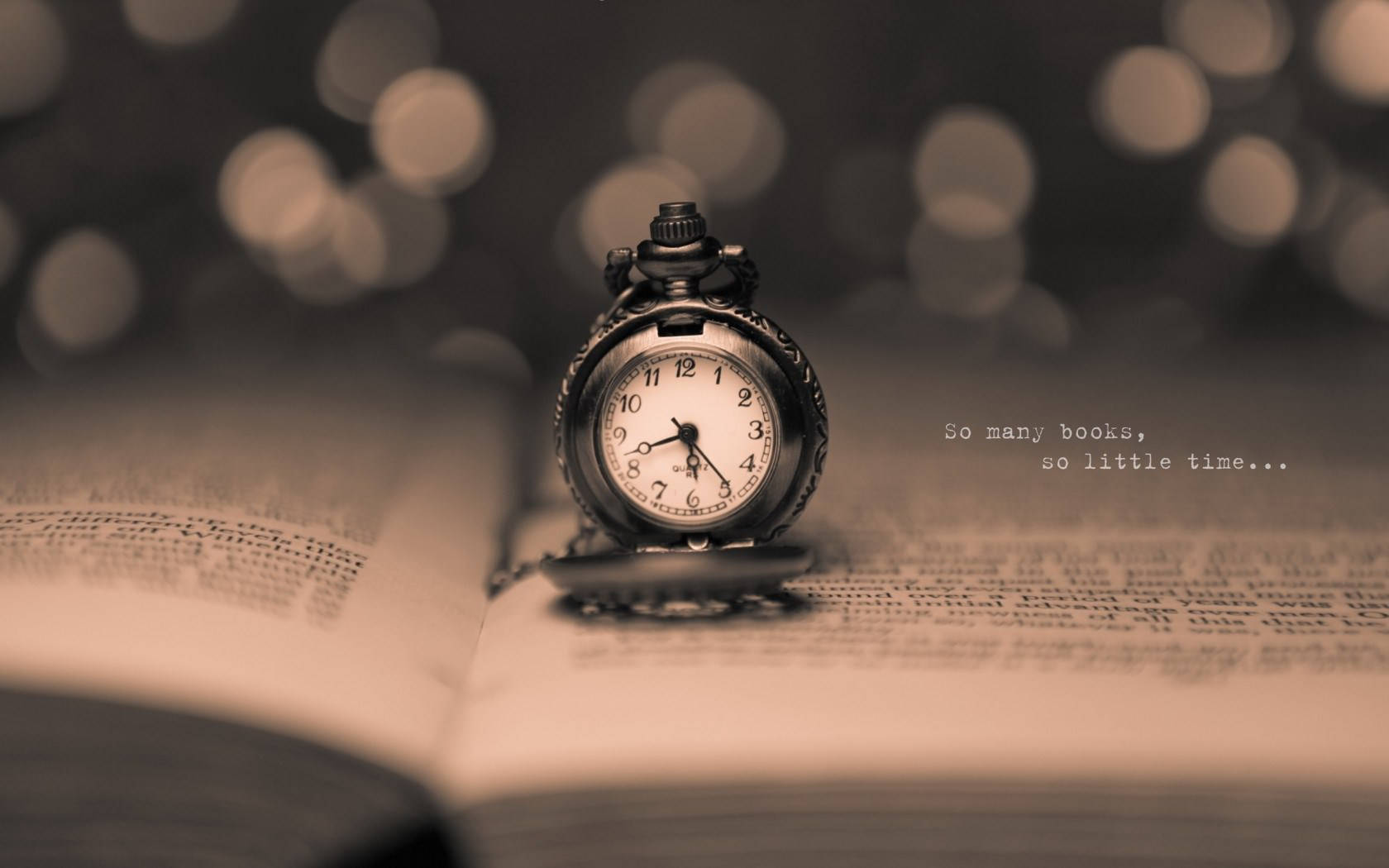 書本 桌布 壁紙 — 一個古董懷錶放在一本打開的書上，背景有柔和散景燈光，文字寫著「這麼多書，這麼少時間...」。