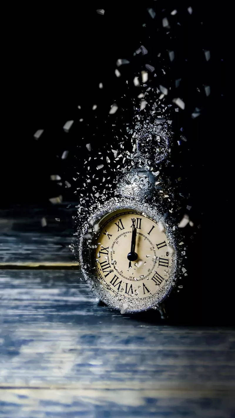 Clock 桌布 壁紙 — 一個古董鬧鐘在深色木質表面上碎裂成碎片，搭配戲劇性燈光。