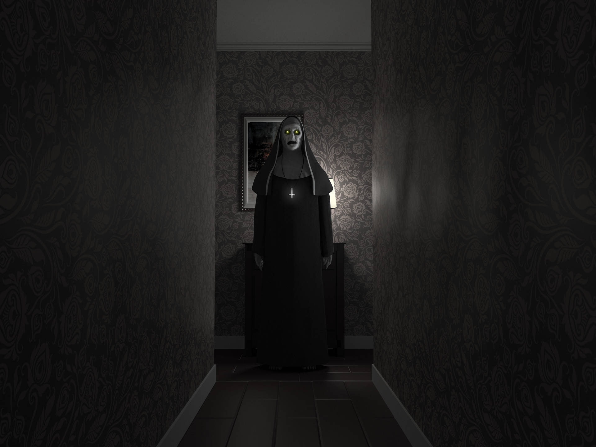 Conjuring 桌布 壁紙 — 一個可怕的修女，眼睛發出黃光，站在一個光線昏暗、有深色圖案壁紙的走廊裡。