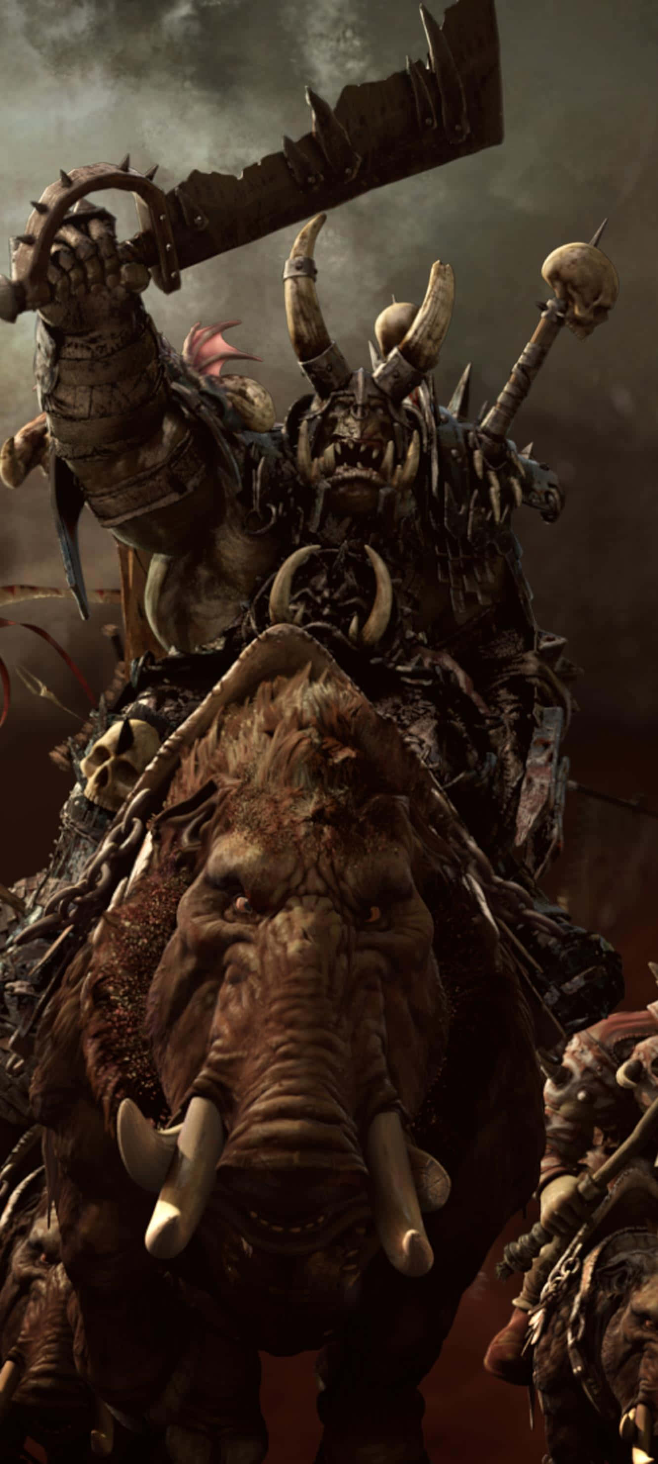 Pixel 3xl Total War Warhammer 桌布 壁紙 — 一個可怕的獸人 warlord，身穿尖刺盔甲，手持骷髏裝飾的武器，騎著一頭巨大的獠牙戰豬，穿越暴風雨中的戰場。