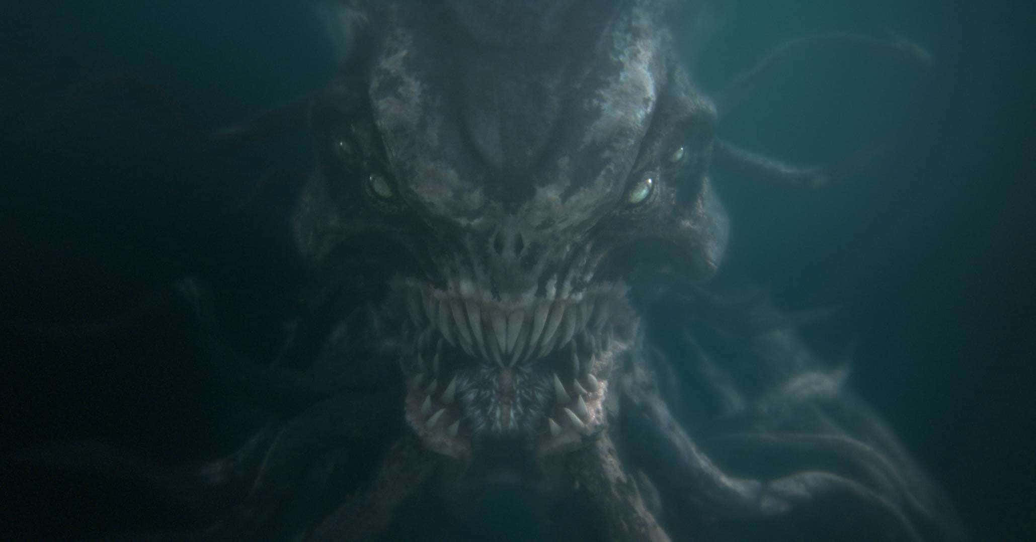 Scary Underwater 桌布 壁紙 — 一個可怕的異形生物，有著發光的眼睛和鋒利的牙齒，從黑暗渾濁的水中浮現，形成一個恐怖的近距離特寫。