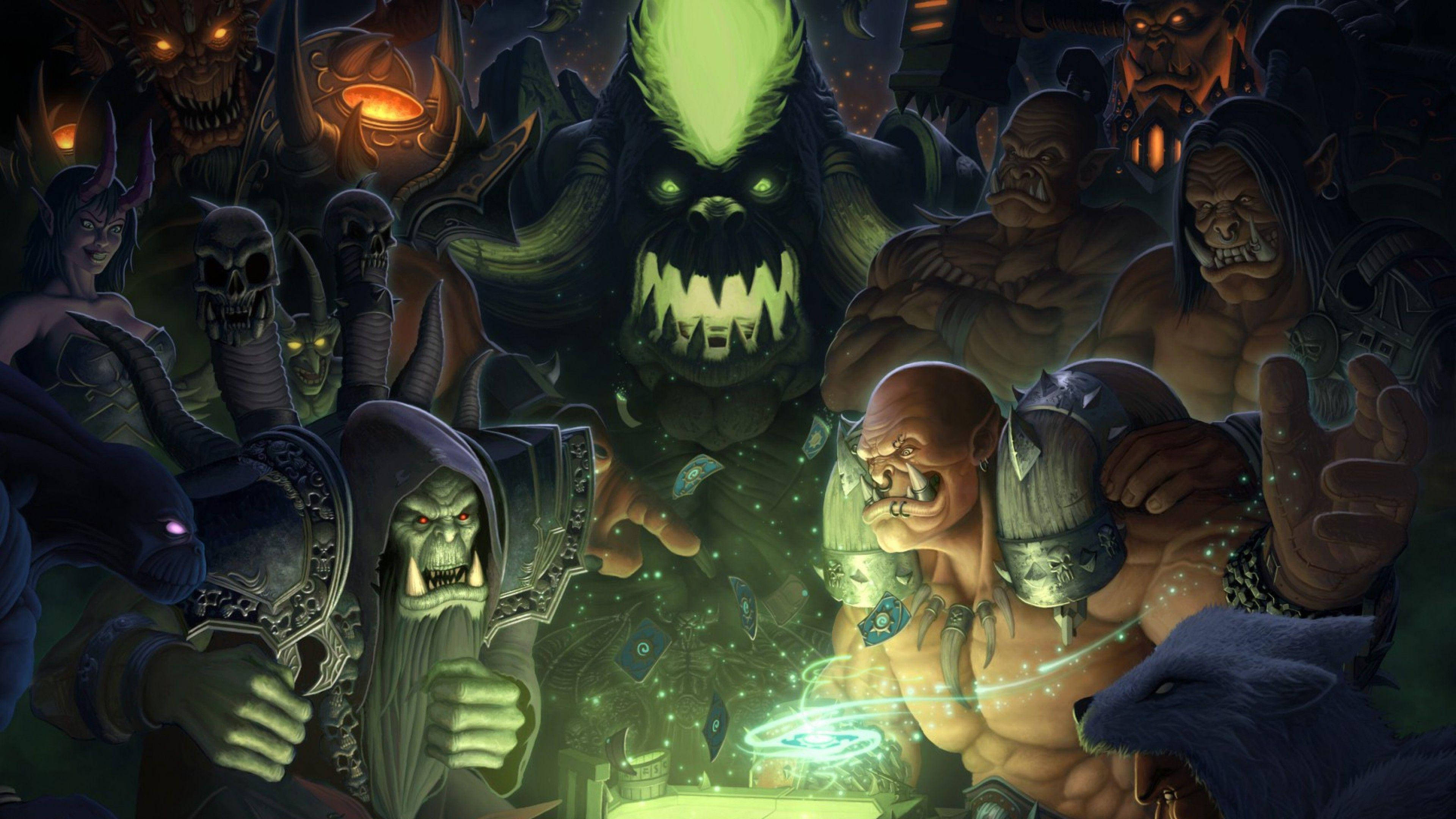 Hearthstone 桌布 壁紙 — 一個可怕的綠色皮膚獸人術士，被惡魔生物和裝甲戰士包圍在黑暗奇幻戰鬥場景中。
