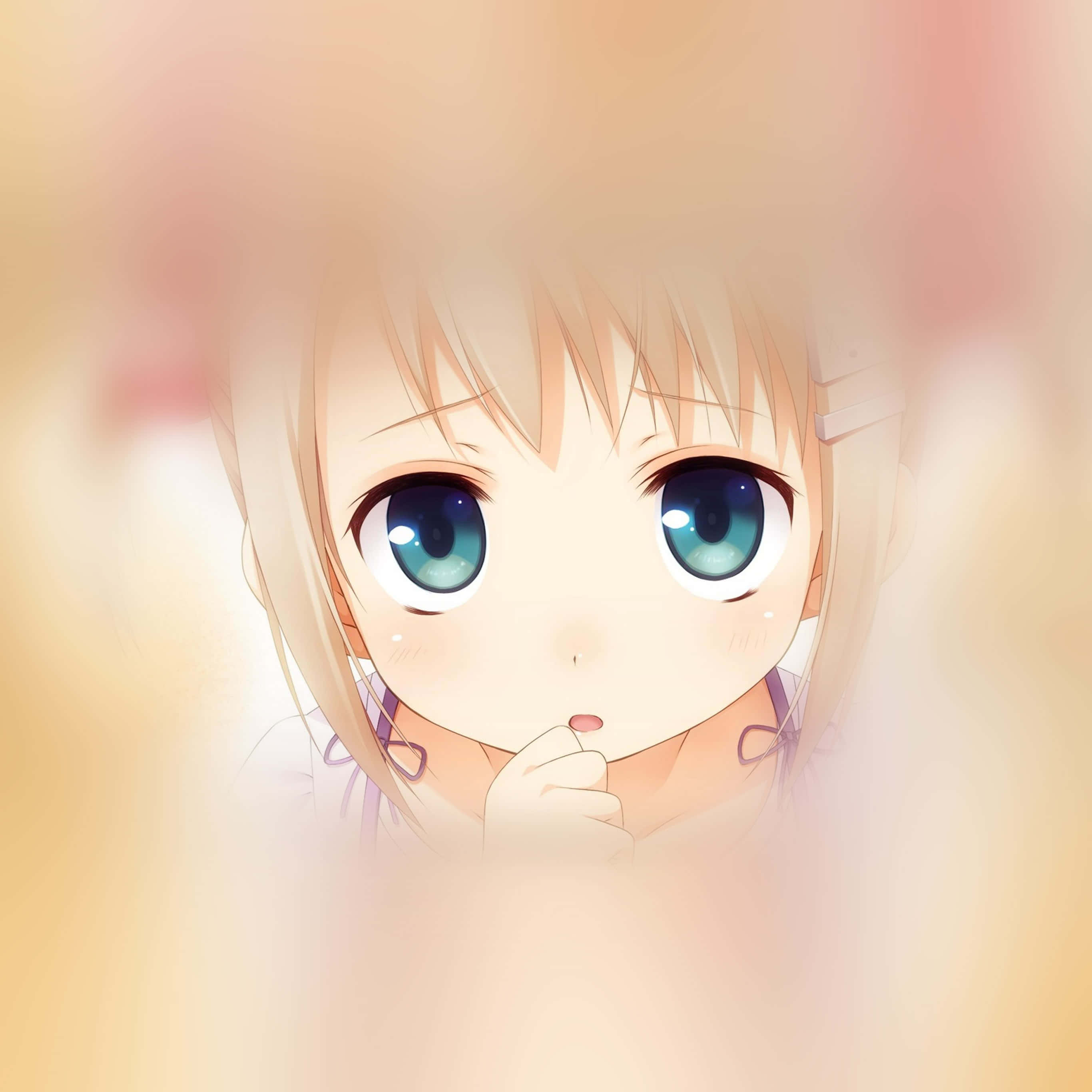 Baby Anime 桌布 壁紙 — 一個可愛動漫女孩的特寫，她有著大大的藍色眼睛和金色頭髮，從柔和模糊的粉彩背景中探出頭來。