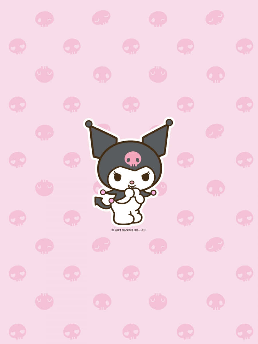 Hello Kitty And Friends 桌布 壁紙 — 一個可愛的Kuromi角色，身穿黑色和粉紅色，站在粉紅色背景中央，背景上點綴著較小的骷髏頭。