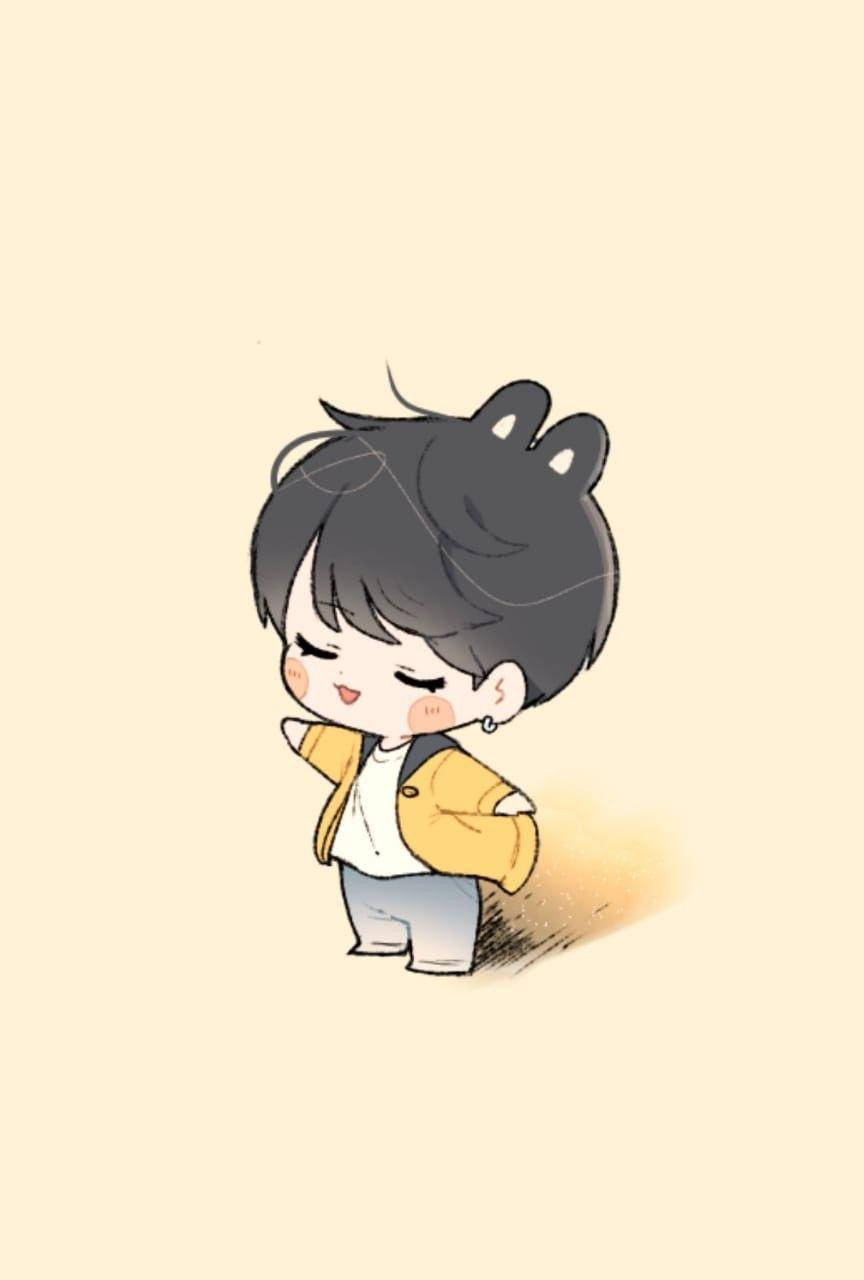 Cute Bts 桌布 壁紙 — 一個可愛的Q版男孩，深色頭髮，黃色外套，站在柔和的米色背景前微笑。