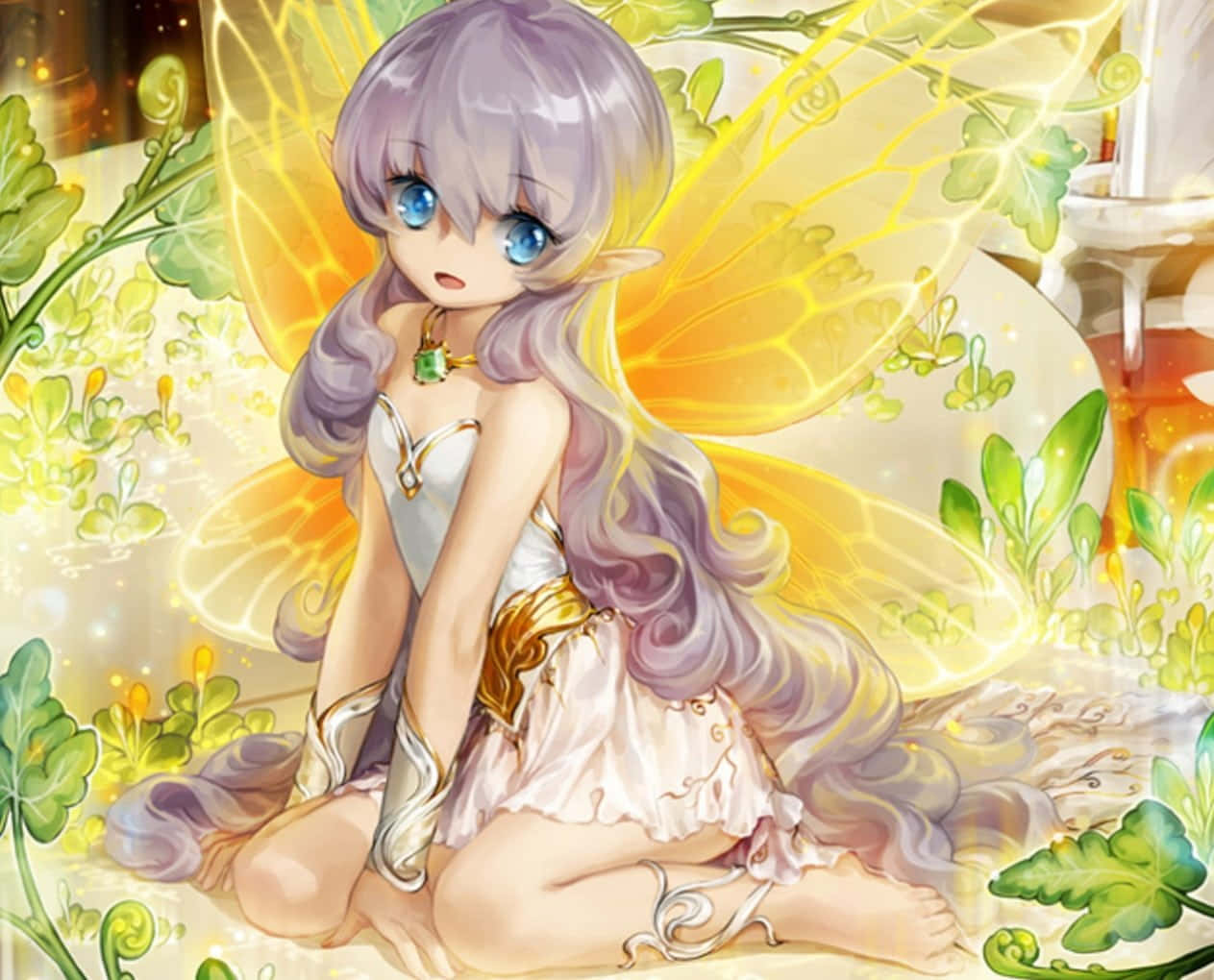 Cute Fairy 桌布 壁紙 — 一個可愛的動漫仙子，擁有薰衣草色頭髮和發光的黃色翅膀，坐在魔法花園中茂密的綠色樹葉間。