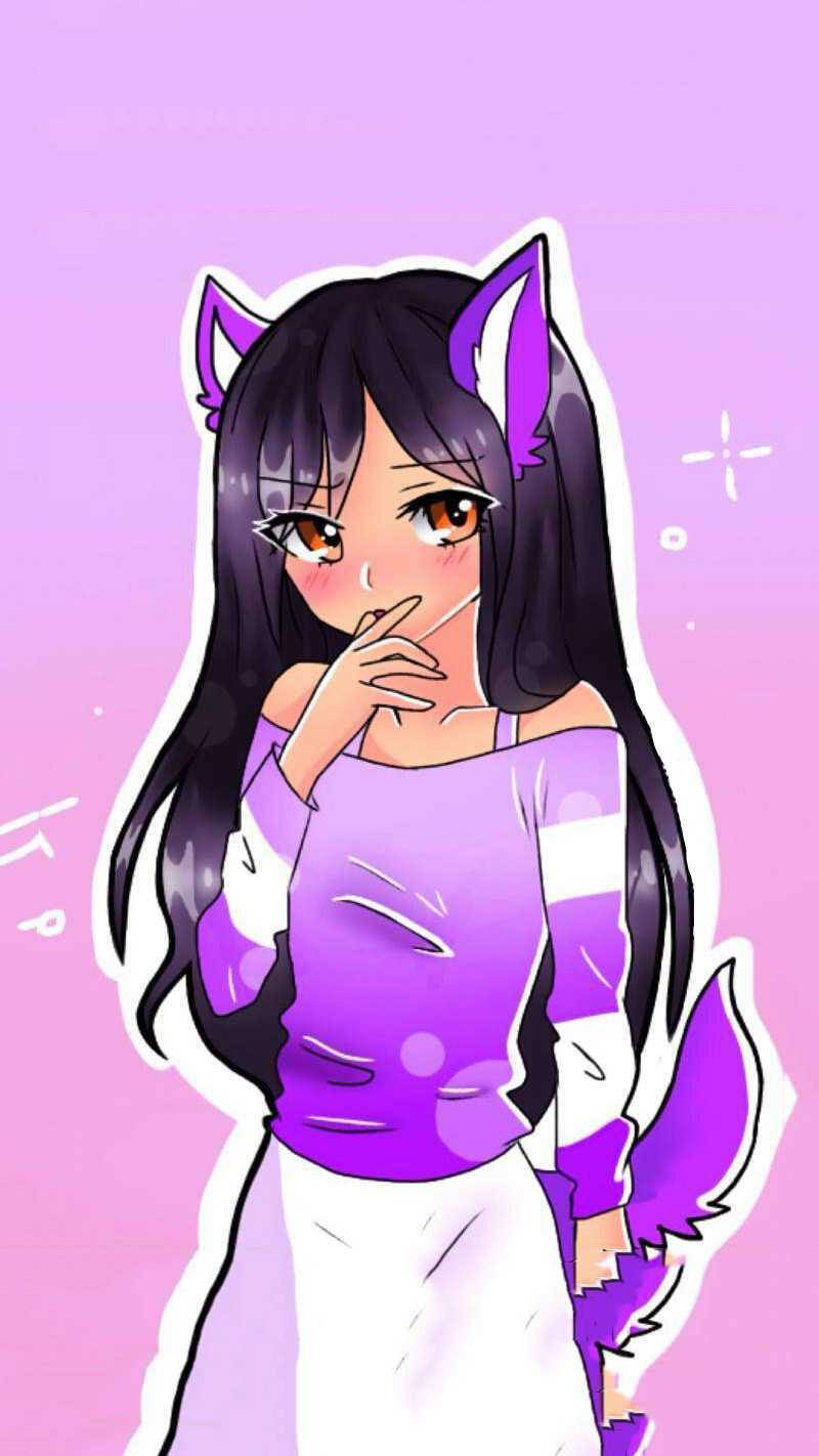 Aphmau 桌布 壁紙 — 一個可愛的動漫女孩，擁有紫色貓耳和尾巴，穿著紫色和白色的上衣，背景是柔和的粉紅色漸變。