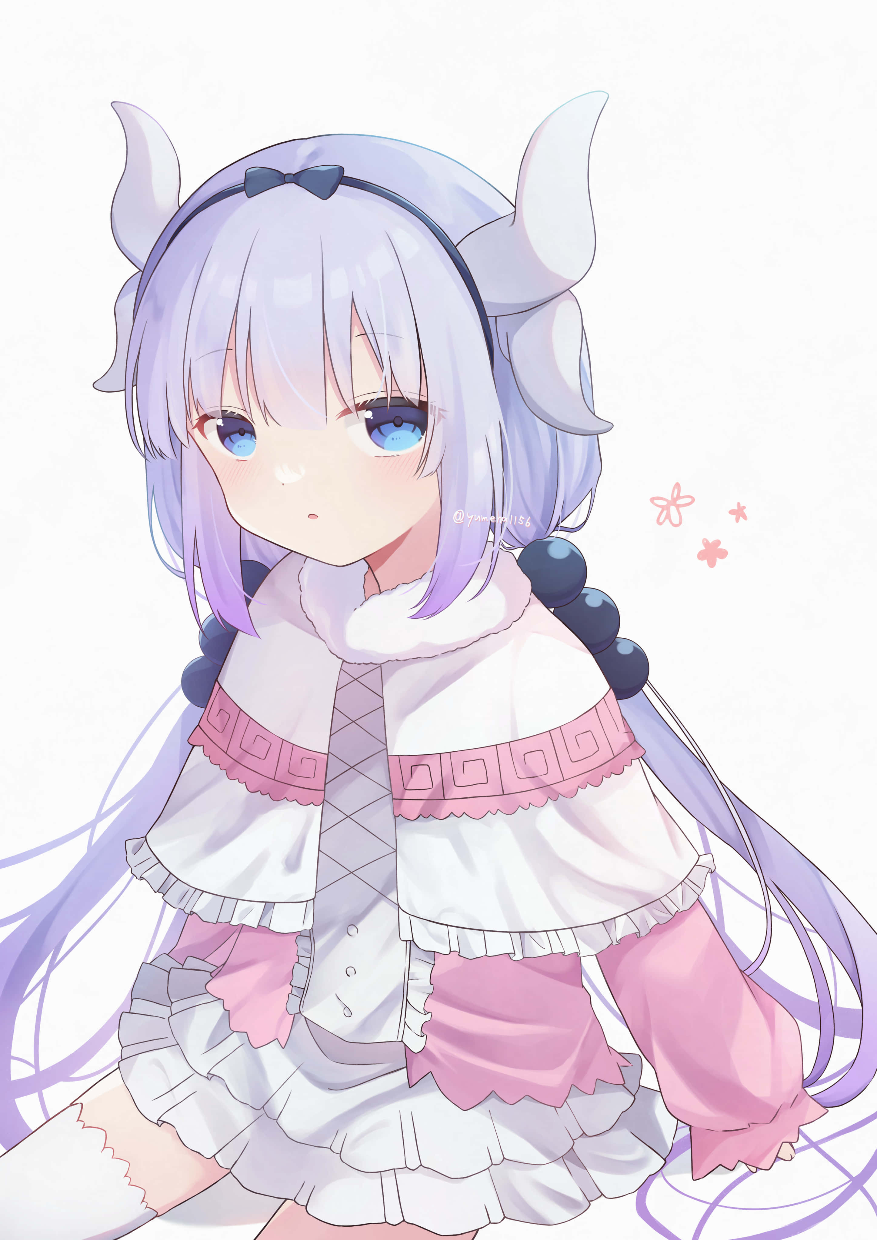Kanna Kamui 桌布 壁紙 — 一個可愛的動漫女孩，擁有薰衣草色的頭髮和小角，穿著白色和粉紅色的荷葉邊服裝，背景是純色的。