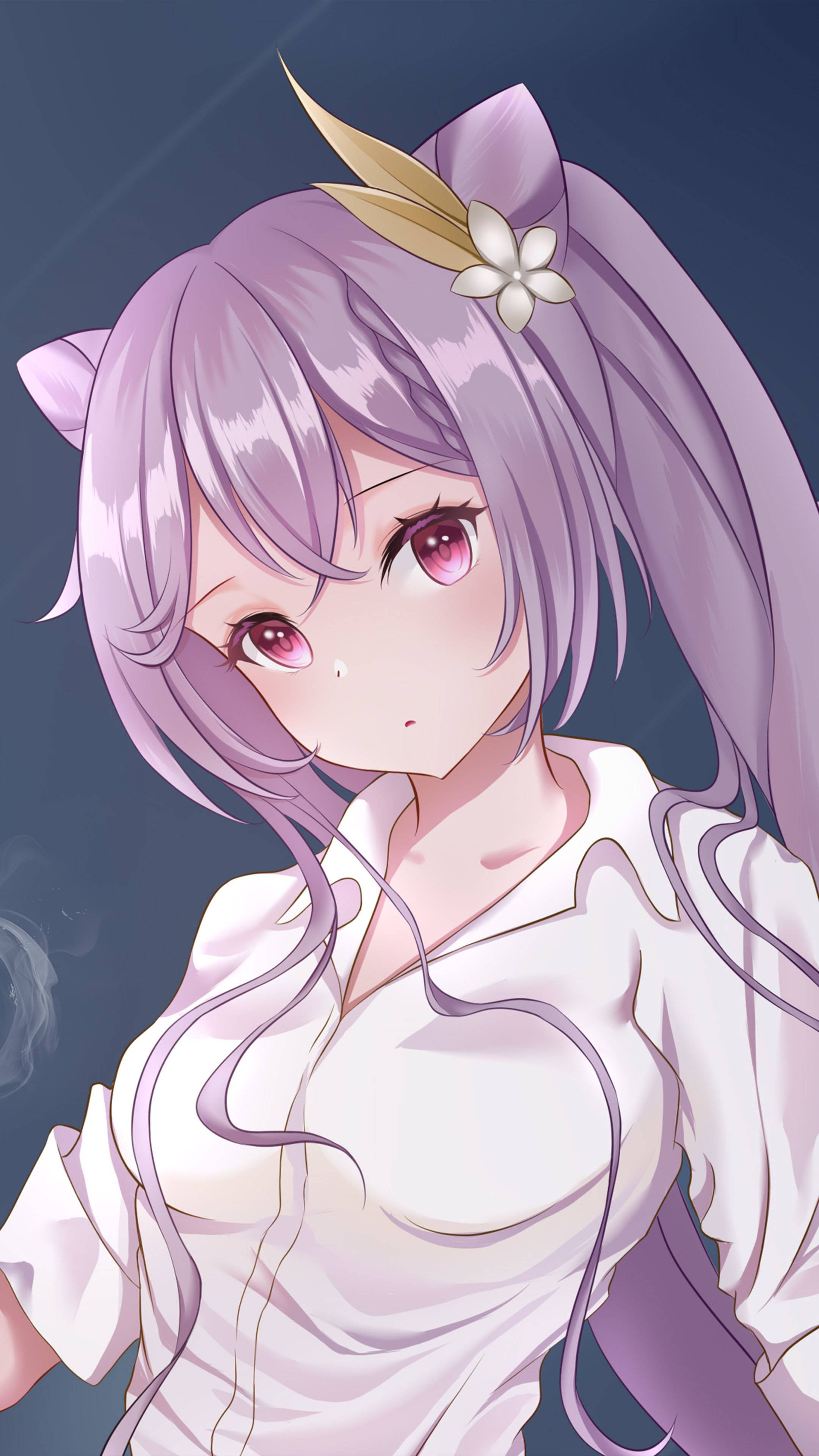 Keqing 桌布 壁紙 — 一個可愛的動漫女孩，擁有薰衣草色頭髮和貓耳朵，穿著白色襯衫，在深藍色背景下溫柔地凝視。