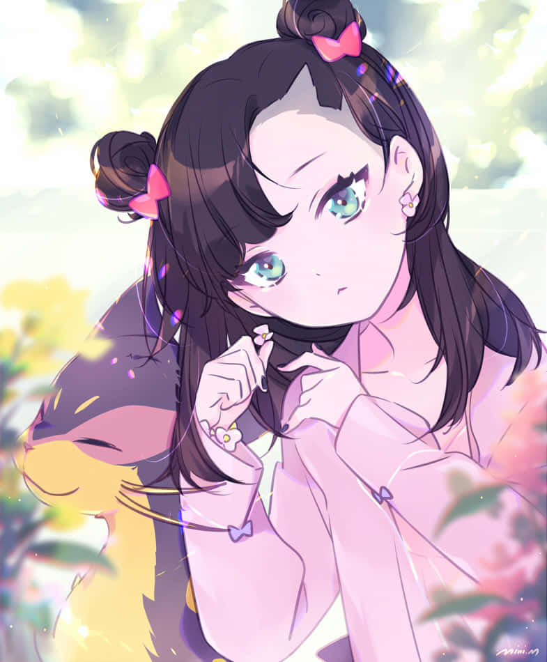 動漫女孩 桌布 壁紙 — 一個可愛的動漫女孩，擁有青綠色的眼睛和粉紅色蝴蝶結，輕輕地拿著一朵花，而一隻黃色的貓咪在她旁邊休息，背景是一個柔和發光的花園。