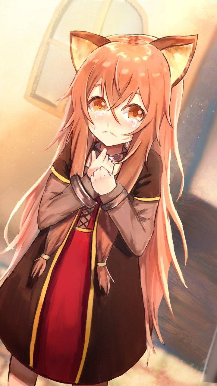 Raphtalia 桌布 壁紙 — 一個可愛的動漫女孩，有狐狸耳朵和長長的橙色頭髮，穿著棕色和紅色的服裝，害羞地看著觀眾。