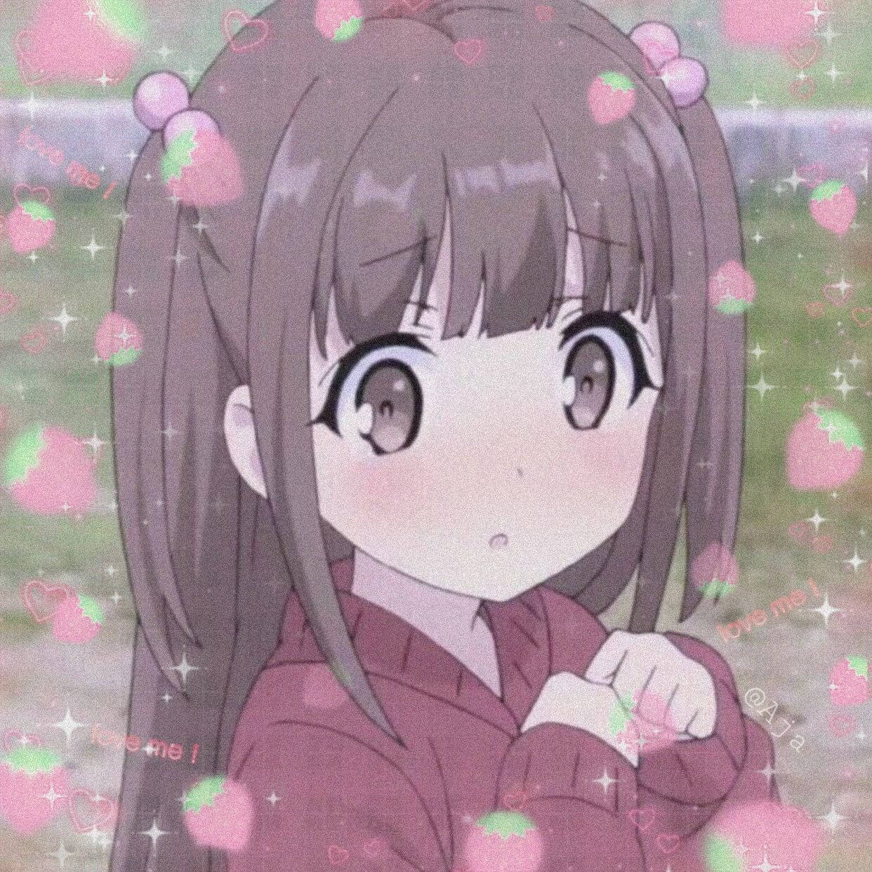 可愛動漫頭貼 桌布 壁紙 — 一個可愛的動漫女孩，棕色雙馬尾，帶有粉紅色草莓疊加效果，甜美地看著觀眾。