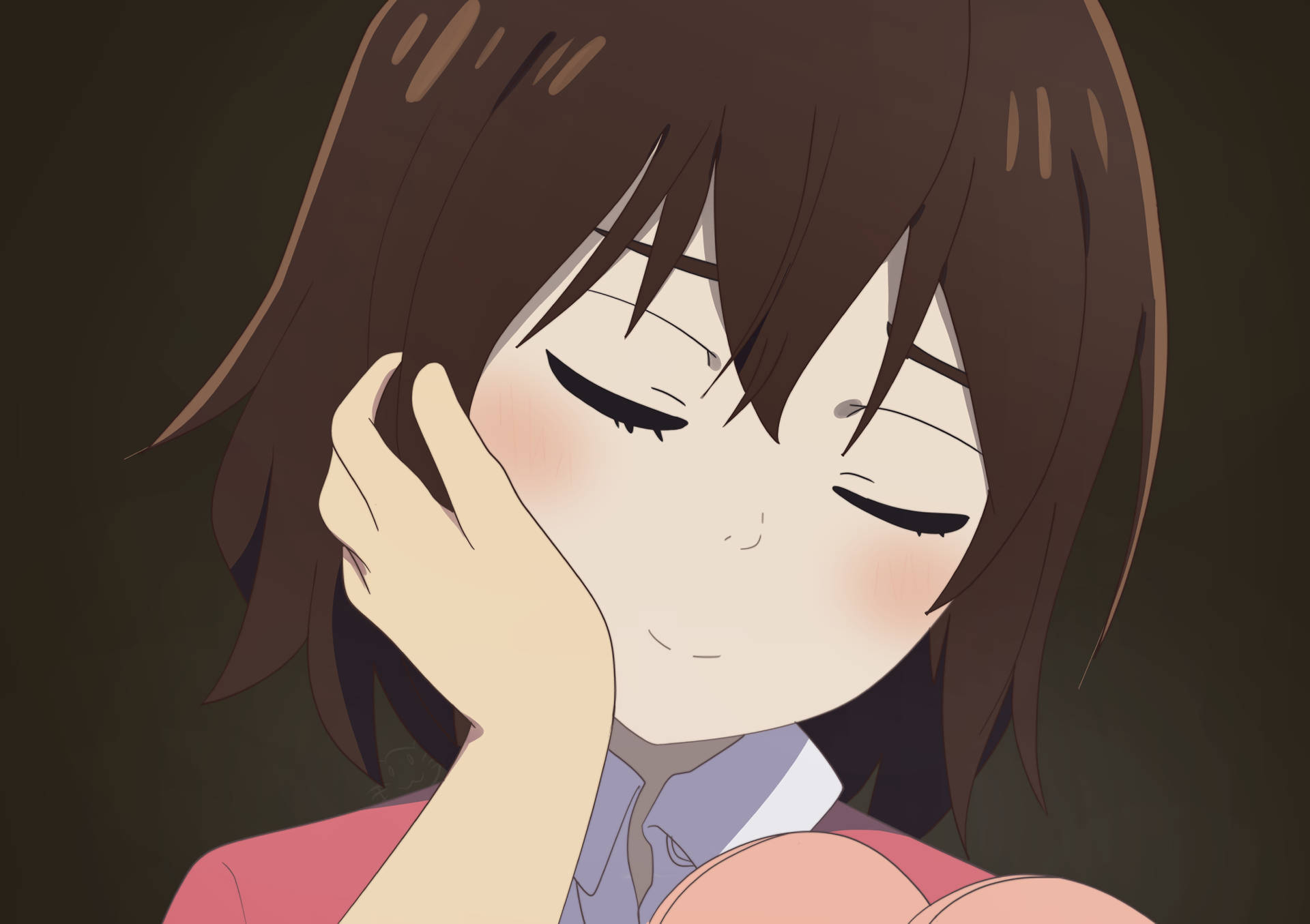 Erased 桌布 壁紙 — 一個可愛的動漫女孩，棕色頭髮，在黑暗背景下害羞地微笑，同時觸摸臉頰。