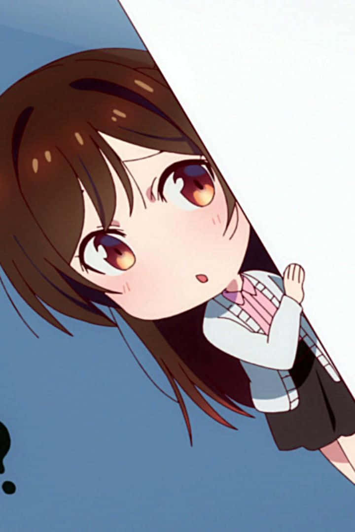 Chizuru Maihara 桌布 壁紙 — 一個可愛的動漫女孩，棕色頭髮，害羞地從藍色背景的白色板後面探出頭來。