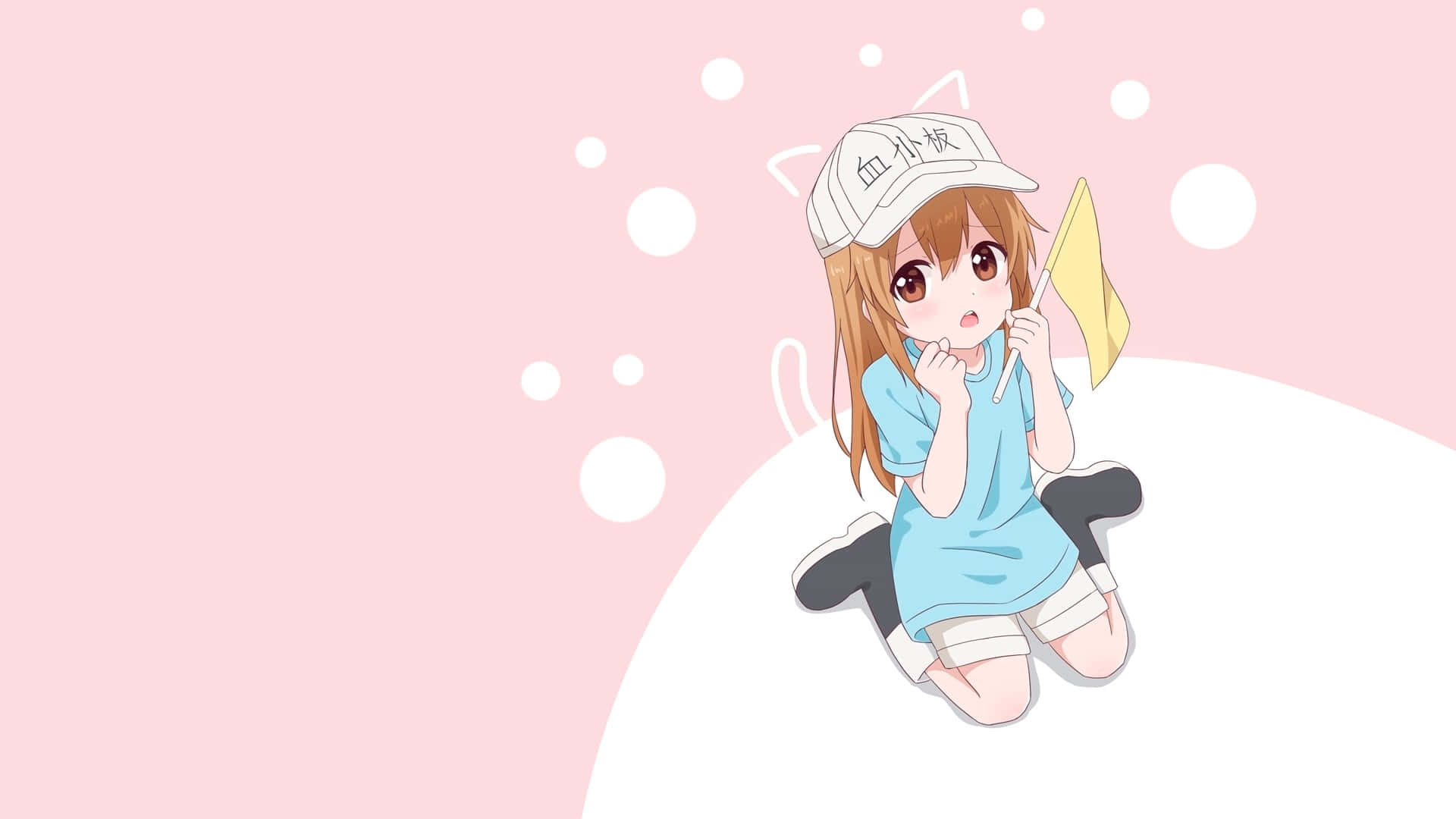 Cells At Work 桌布 壁紙 — 一個可愛的動漫女孩，棕色頭髮，戴著貓耳帽，坐在白雲上，拿著黃色旗幟，背景是柔和的粉紅色，有漂浮的泡泡。
