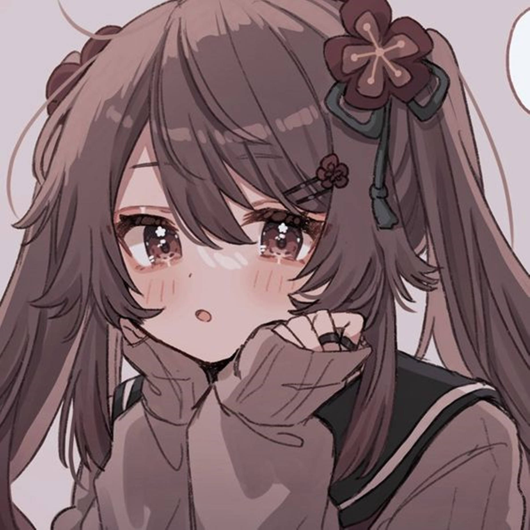 Genshin 桌布 壁紙 — 一個可愛的動漫女孩，棕色頭髮，戴著花卉髮夾，害羞地臉紅，咬著手指。