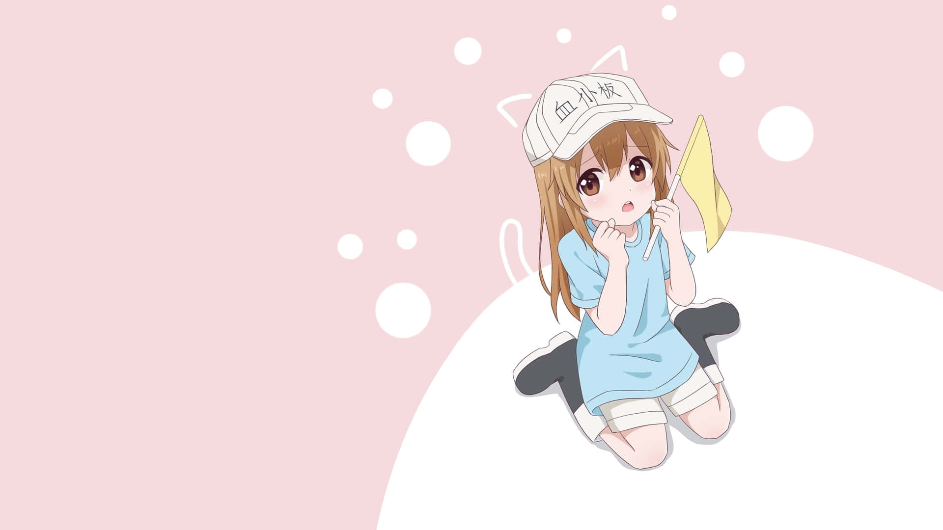 Cells At Work 桌布 壁紙 — 一個可愛的動漫女孩，棕色頭髮，戴著白色帽子，跪在白色雲朵上，拿著黃色旗幟，背景是柔和的粉紅色，有漂浮的泡泡。