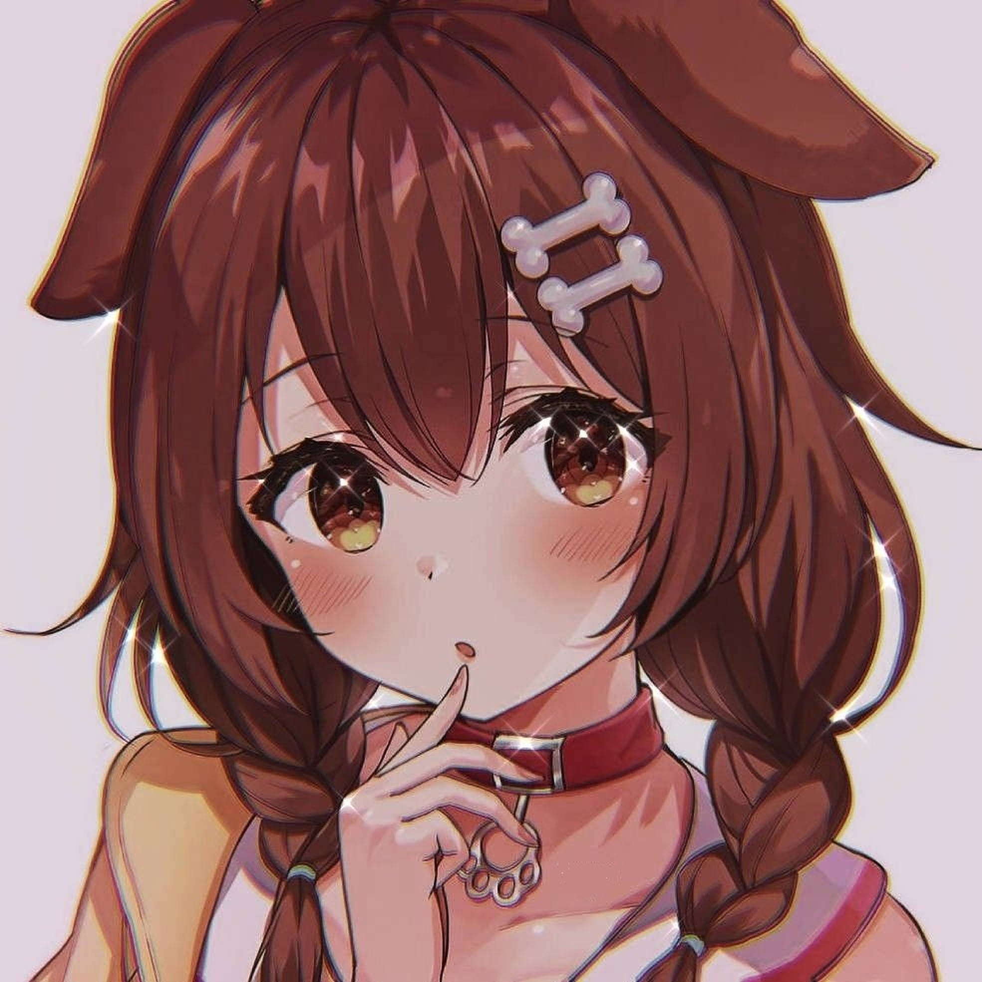動漫頭像 桌布 壁紙 — 一個可愛的動漫女孩，棕色頭髮和狗耳朵，拿著一個爪子形狀的戒指貼在嘴唇上，眼睛閃閃發光。